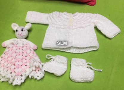 PREEMIE SET : jacket + bootees + toy/doudou